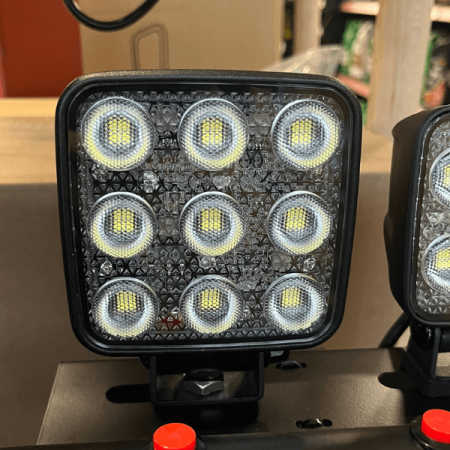 Reflektor roboczy LED marki Granit widok na lampę zamocowaną na stojaku wystawowym