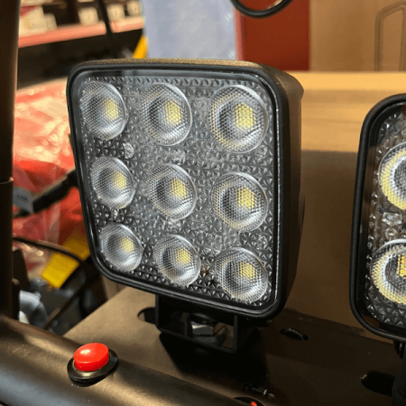 Reflektor roboczy LED marki Granit widok na lampę zamocowaną na stojaku wystawowym