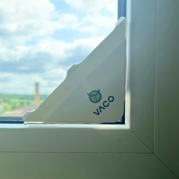 Pułapka na muchy okienna, narożnik