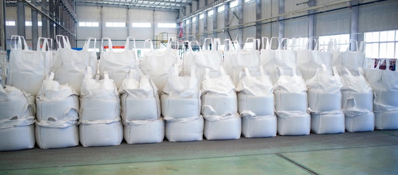 Big Bag - uniwersalne rozwiązanie logistyczne. Jak wielkie worki zmieniają transport i magazynowanie w różnych branżach